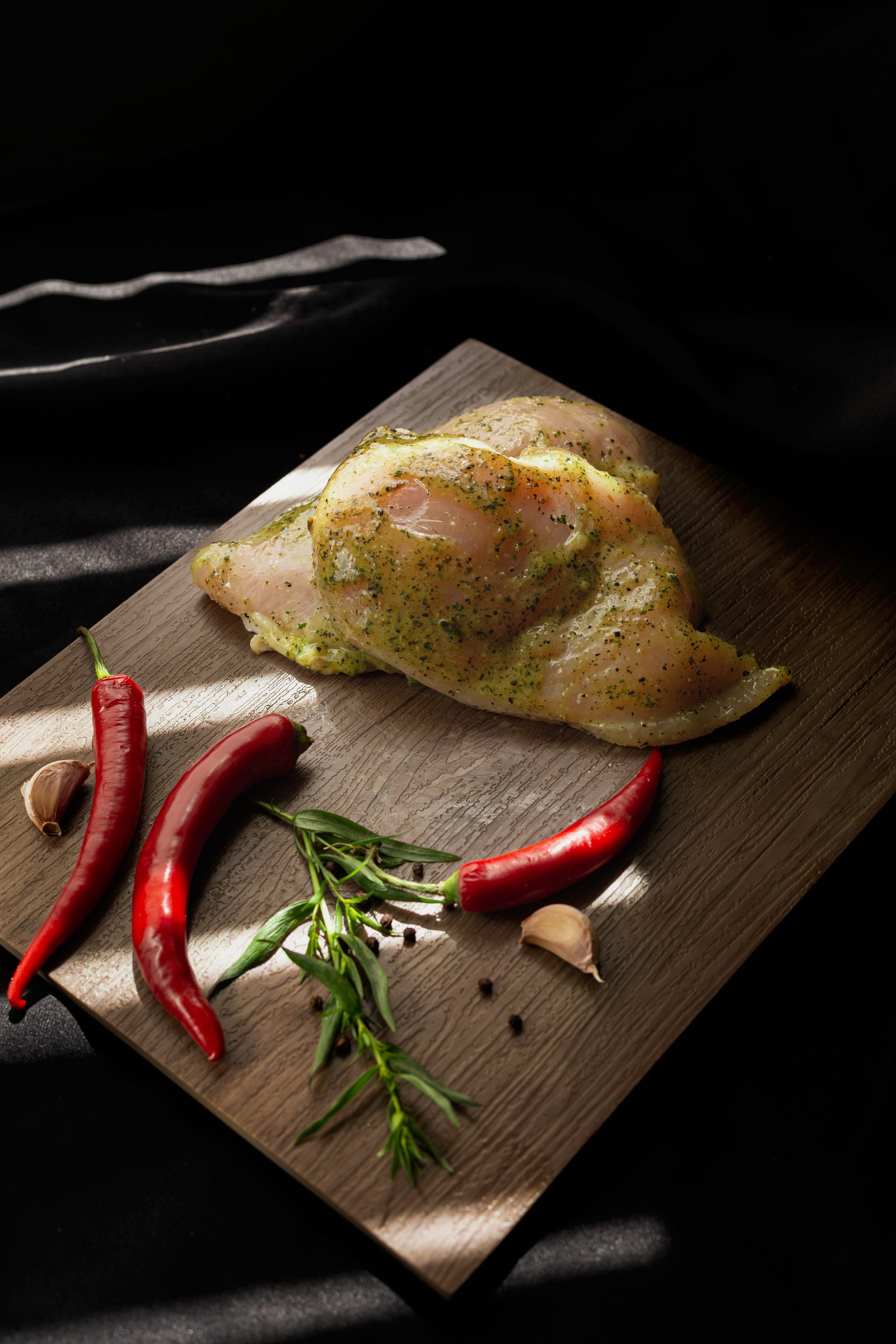 Broilerių filė sviestelio ir žolelių marinate