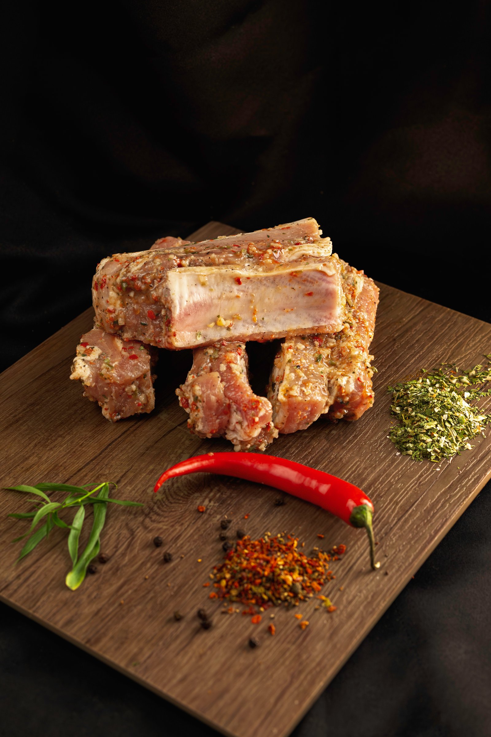 Kiaulienos šonkauliai česnako ir žolelių marinate
